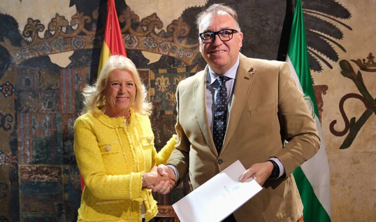 El consejero de Turismo, Arturo Bernal, y la alcaldesa de Marbella, Ángeles Muñoz, tras la firma de la segunda fase del Plan Turístico de Grandes Ciudades.