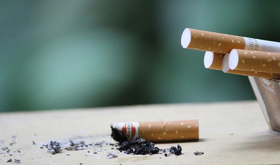 Cigarros en un cenicero.
