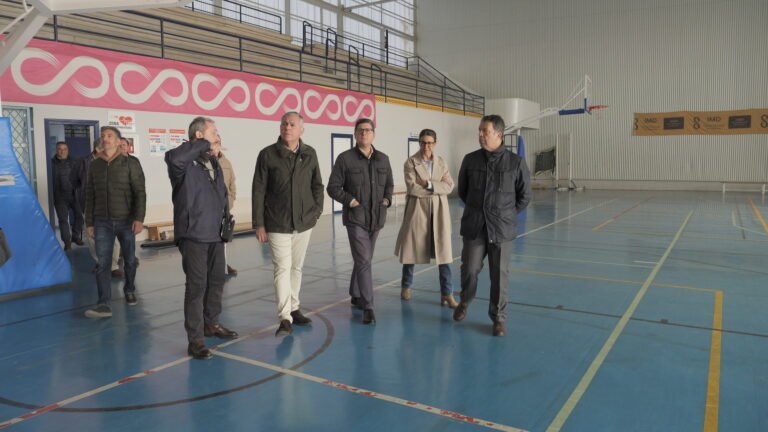 Continuan-las-obras-de-mejora-del-polideportivo-de-Ifni-por.jpeg
