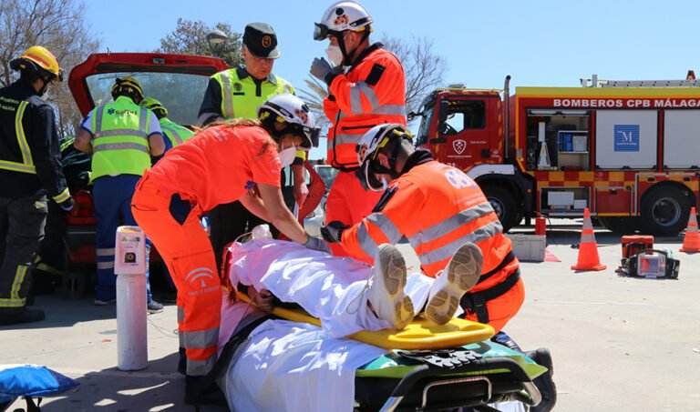 Profesionales del Centro de Emergencias Sanitarias 061 en una de sus intervenciones.