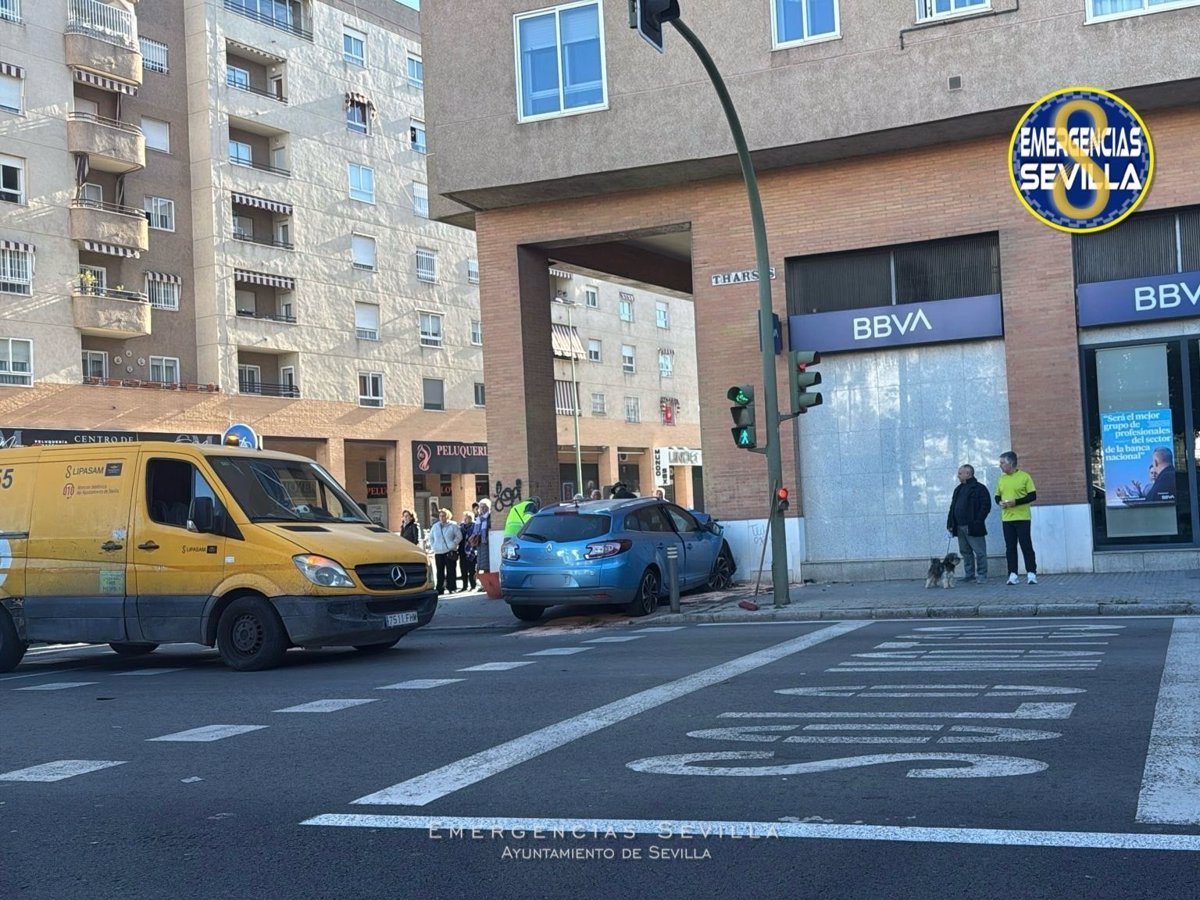 Hombre-se-estrella-contra-muro-en-Sevilla-y-es-hospitalizado.jpg