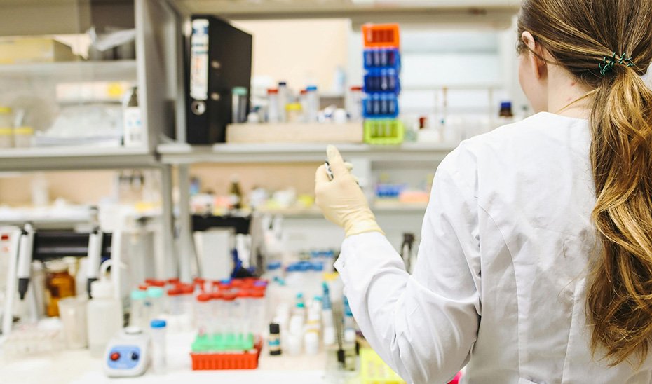 Una investigadora trabaja en el laboratorio.