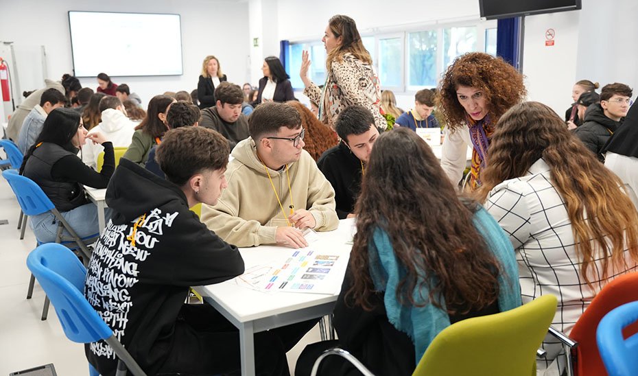 Jóvenes participantes en uno de los talleres enmarcados en la Estrategia Integral de Emprendimiento Educativo.