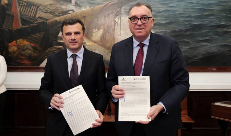 El consejero de Turismo y Andalucía Exterior, Arturo Bernal, y el alcalde de Cádiz, Bruno García, muestran el convenio suscrito entre la Junta y el Ayuntamiento.