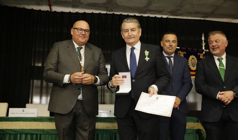 Antonio Sanz recibe la Medalla al Mérito Policial en Vélez-Málaga.