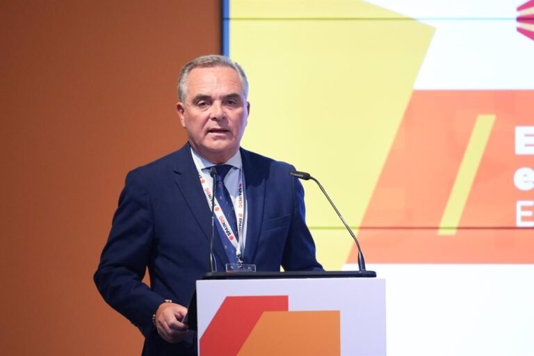 El-Ayuntamiento-de-Sevilla-deshonra-a-Munoz-por-su-complicidad.jpg