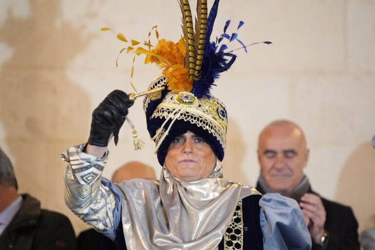 El-Heraldo-anuncia-las-llaves-de-Sevilla-antes-del-desfile.jpg