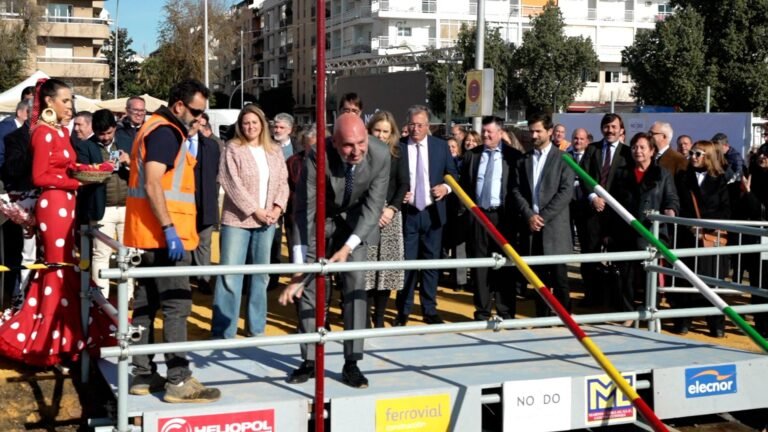 Instalacion-de-la-cubierta-de-la-Feria-de-Abril-con.jpeg