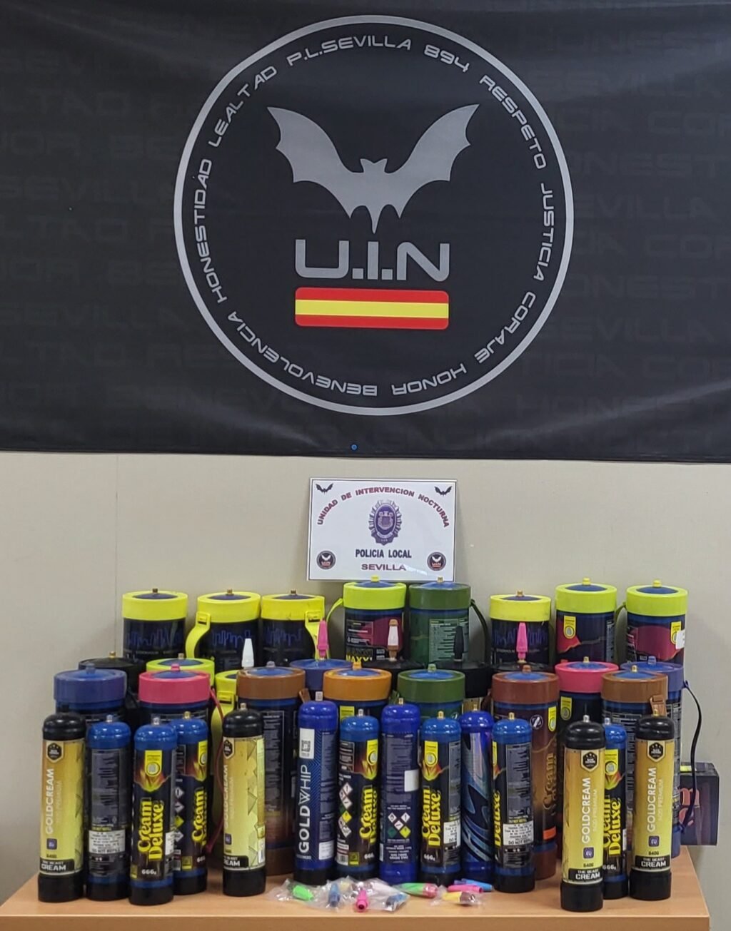 Intervienen-cincuenta-botellas-de-gas-de-la-risa-en-Sevilla.jpg