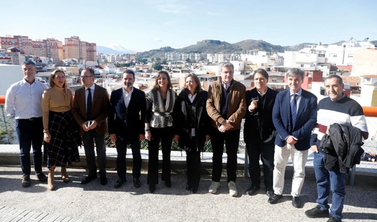 La consejera de Fomento, Rocío Díaz, en el nuevo sendero del CAU de Málaga, en el barrio de Mangas Verdes.