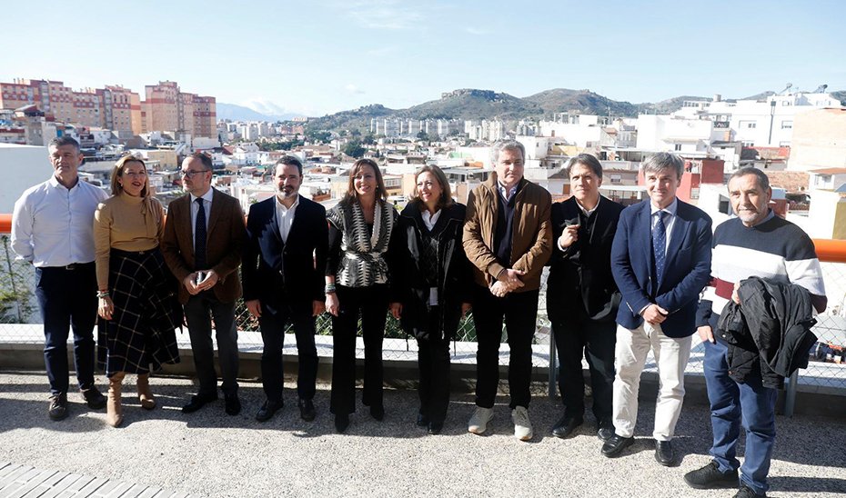 La consejera de Fomento, Rocío Díaz, en el nuevo sendero del CAU de Málaga, en el barrio de Mangas Verdes.