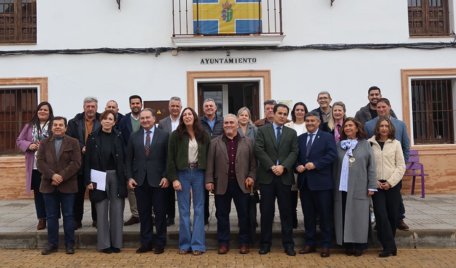 Nieto y López han entregado en Villanueva de las Cruces resoluciones de concesión de las ayudas Meinfra a 13 municipios onubenses.