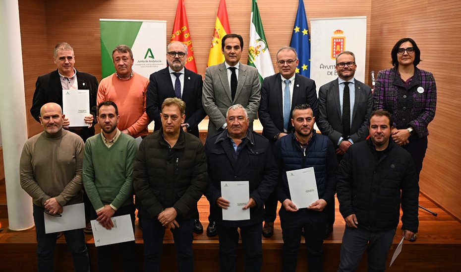 El consejero de Justicia, José Antonio Nieto, junto a algunos de los alcaldes de los municipios beneficiados por las ayudas MEINFRA en Granada.