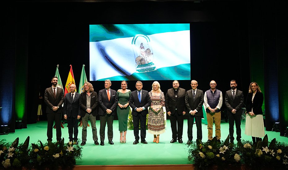 Entrega-de-Banderas-de-Andalucia-en-las-ocho-provincias-por.jpg