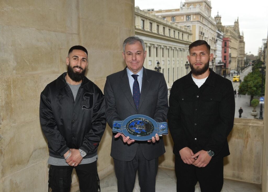 Jose-Luis-Sanz-recibe-a-dos-boxeadores-sevillanos-que-se.jpeg