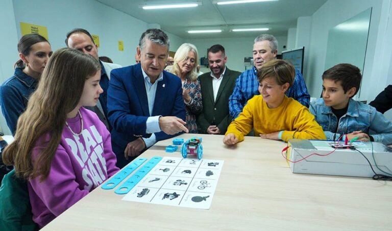 El consejero de la Presidencia, Antonio Sanz, en una imagen de archivo, durante la visita al Punto Vuela de Ubrique.