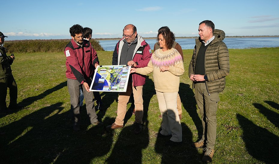 La consejera de Sostenibilidad, Catalina García, durante su visita a las marismas de Doñana.