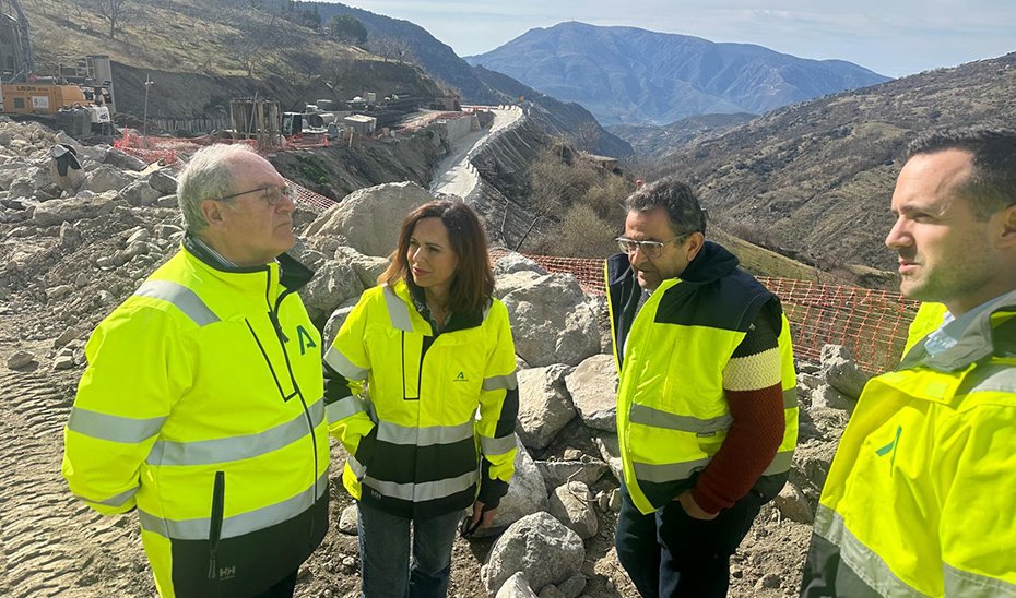 La consejera de Fomento, Rocío Díaz, ha visitado las obras de reparación de la carretera de acceso a Capileira.