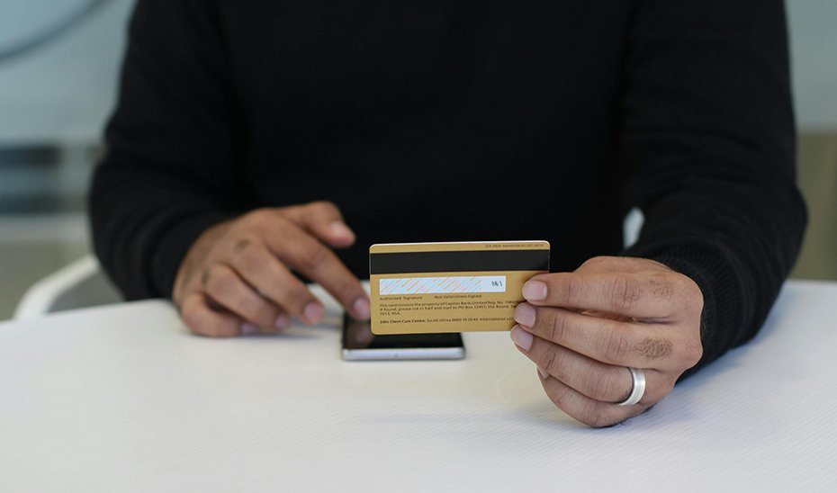 Un usuario muestra una tarjeta de crédito.