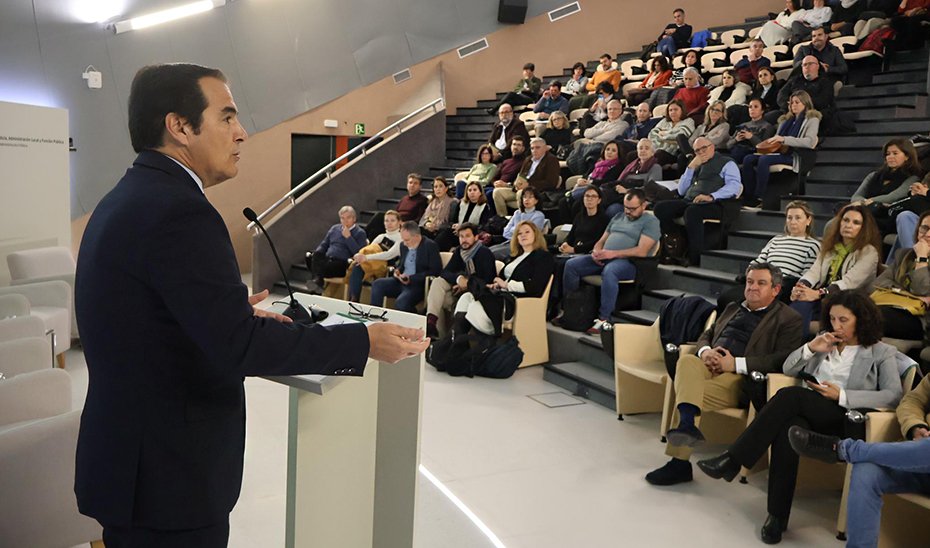 El consejero de Justicia, José Antonio Nieto, interviene en la clausura de las Jornadas de Innovación Docente del IAAP.