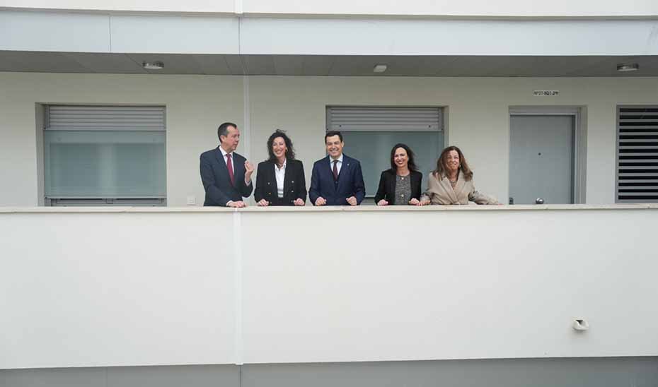 Juanma Moreno, in the new residential building, with the Mayor of Almería, the Deputy Delegate of the Central Government, and the Ministers of Development and Education of the Junta.