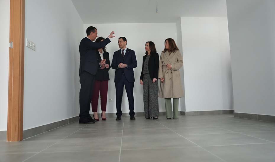 The Andalusian President, accompanied by other authorities, inside one of the new homes delivered in Almería.