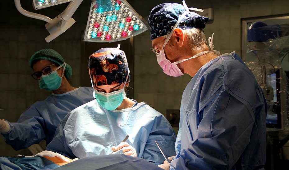 Professionals of the Andalusian Health Service, in the operating room.