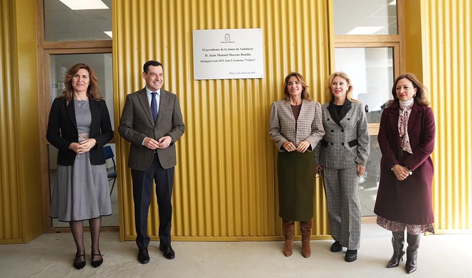 The president of the Junta unveiled a commemorative plaque during the visit to the center.