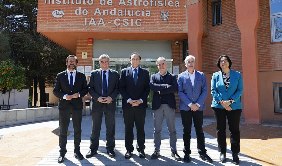 Gómez Villamandos, junto al resto de autoridades, durante su visita al Instituto de Astrofísica de Andalucía, con sede en Granada.