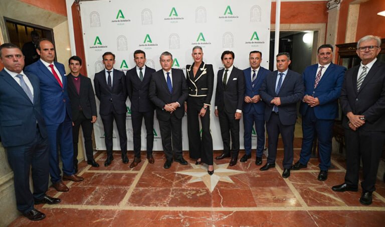 El consejero de la Presidencia, junto con las personalidades distinguidas con los Premios Taurinos Provinciales de Huelva.