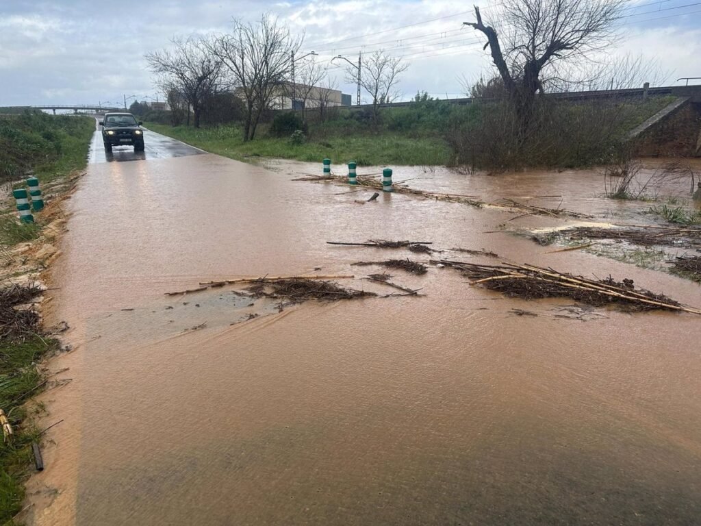 Desbordamiento-del-arroyo-Jondo-en-Lora-del-Rio-provoca-cierre.jpg