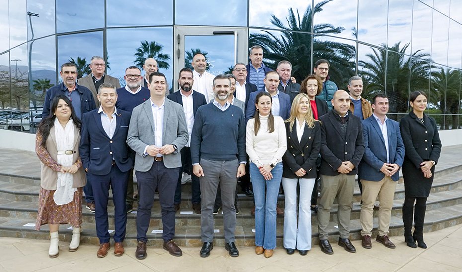 Ramón Fernández-Pacheco, junto a los representantes del sector agrícola almeriense con los que se ha reunido en Níjar.