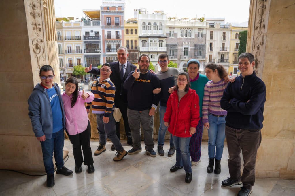 El-alcalde-de-Sevilla-recibe-a-alumnos-con-autismo-y.JPG