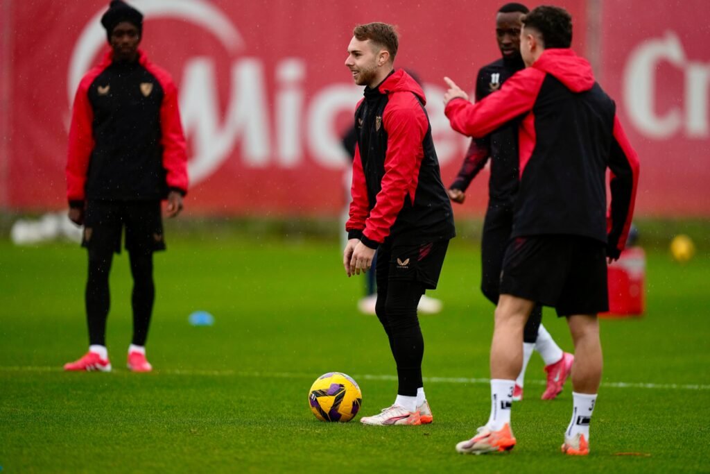 Entrenamiento-del-jueves-bajo-la-lluvia-en-la-ciudad-deportiva.jpeg