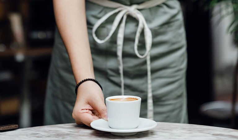 Los sectores con más presencia femenina son los servicios de restauración, personales, de protección y vendedores.