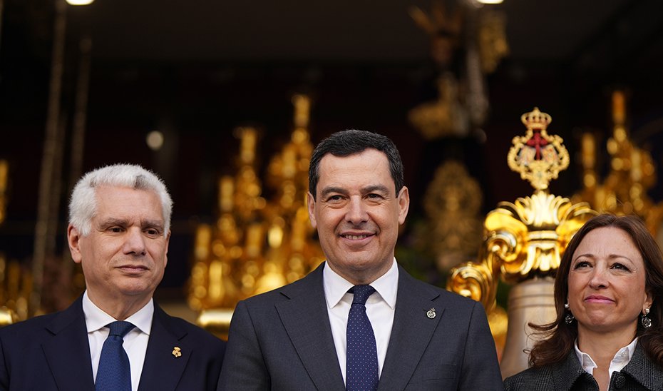 The President of the Junta during his visit to the leaders of the Cofradía de Nuestro Padre Jesús El Rico y María Santísima del Amor.