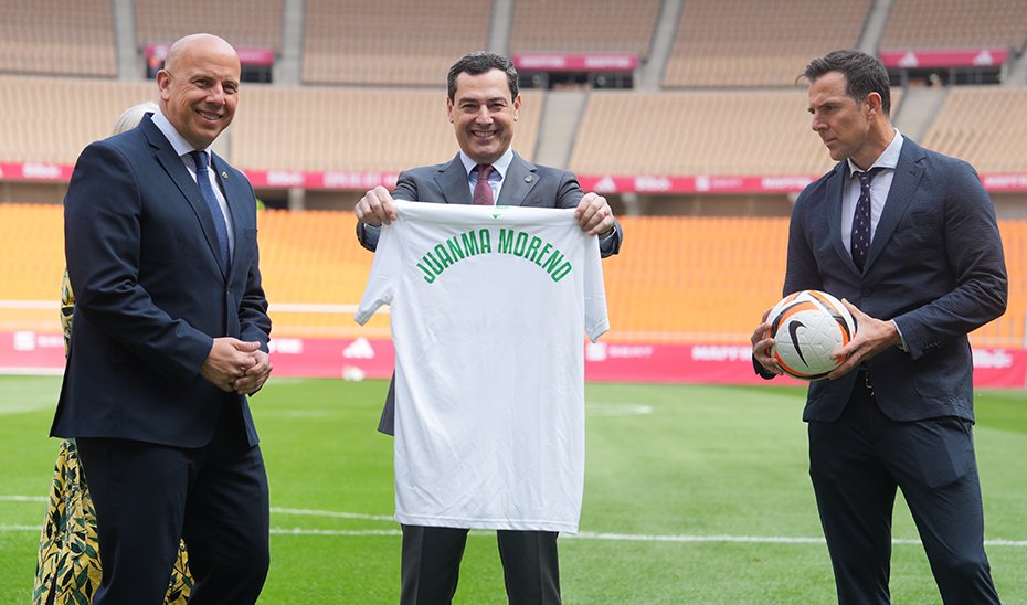 Moreno receives the new jersey of the Andalusian football team.
