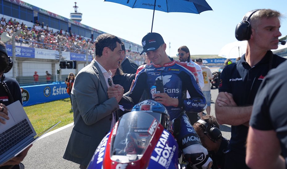 Moreno greets Conil's rider Marcos Ramírez at the Moto2 starting grid.