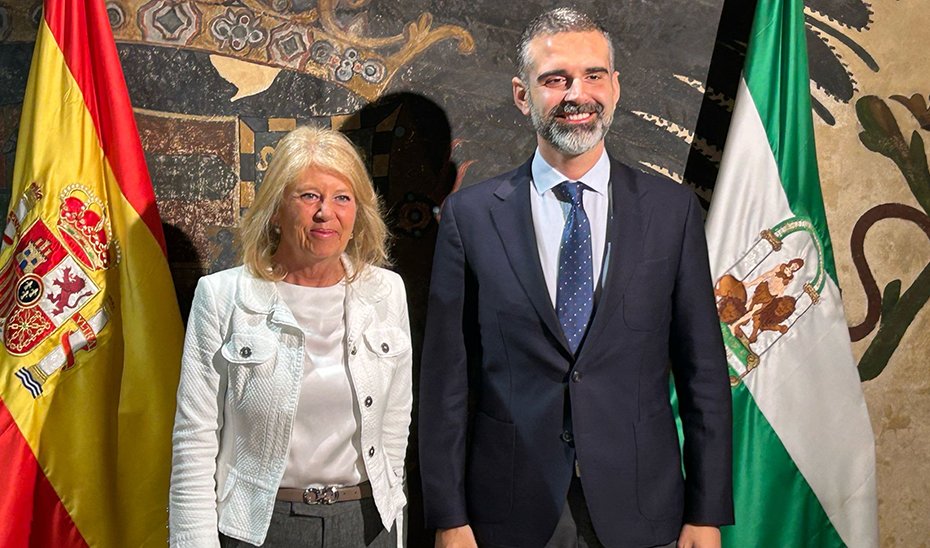 El consejero de Agricultura, Ramón Fernández-Pacheco, y la alcaldesa de Marbella, Ángeles Muñoz, momentos antes de su reunión.
