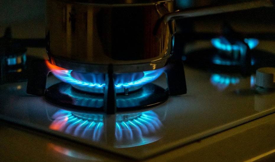 Vista de una placa de cocina encendida.