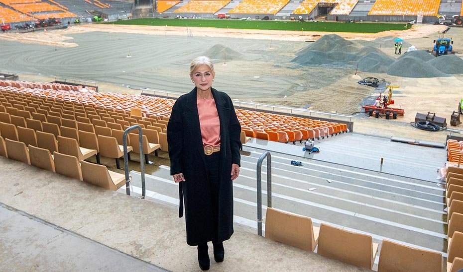 La consejera Patricia del Pozo posa en el graderío del Estadio La Cartuja de Sevilla.