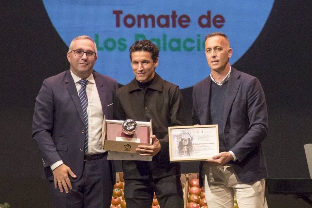 La-Asociacion-de-Productores-de-Los-Palacios-entrega-el-Tomate.jpg