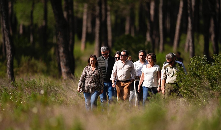 La consejera Catalina García, durante su recorrido por el Espacio Natural de Doñana, en el municipio onubense de Hinojos.