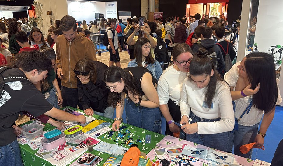 Estudiantes consultan materiales en el expositor de la Consejería de Inclusión Social en la Feria de la Ciencia.