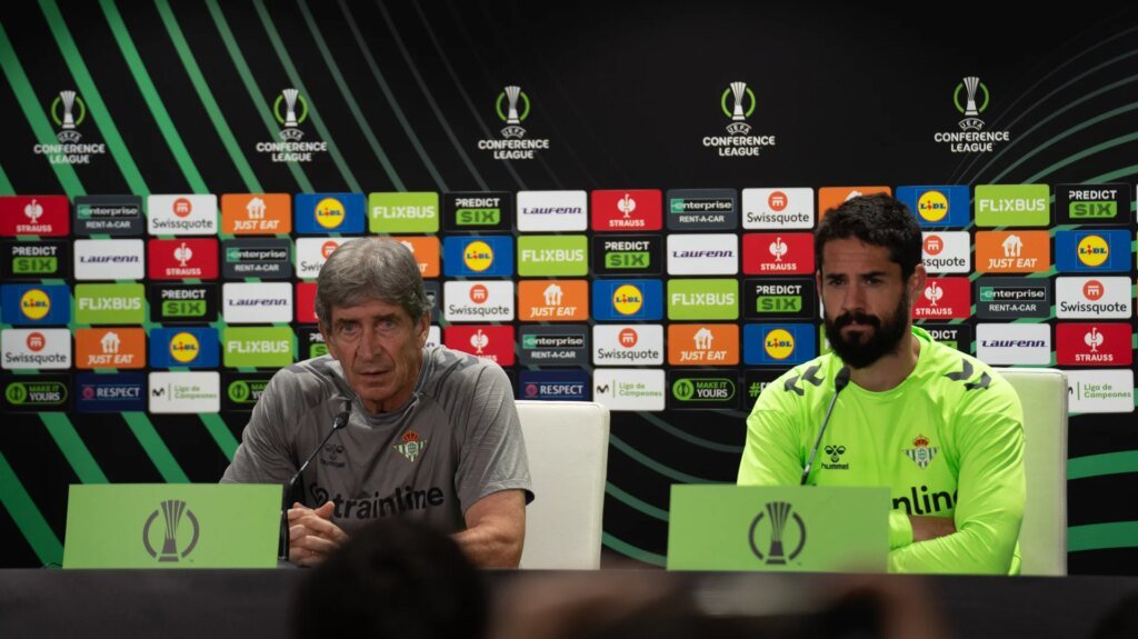 Rueda-de-prensa-de-Manuel-Pellegrini-e-Isco-Alarcon-antes.jpg