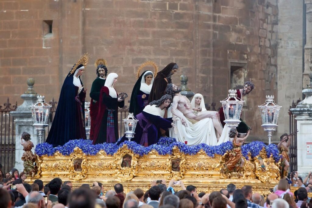 Salidas-procesionales-suspendidas-por-lluvia-en-Sevilla.jpg