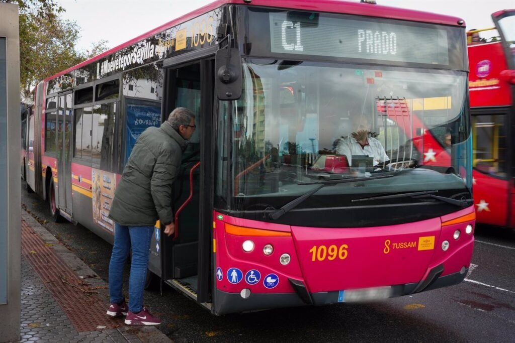 Tussam-transporta-a-306971-viajeros-en-Sevilla-el-Miercoles-Santo.jpg
