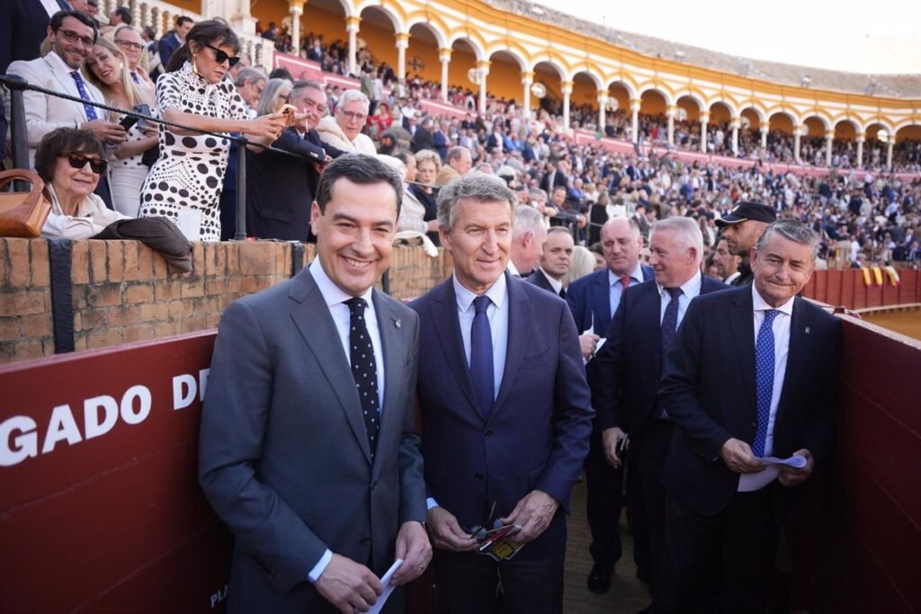 1746830560_Feijoo-y-Juanma-Moreno-disfrutan-de-tarde-de-toros-en.jpg