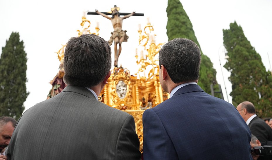 Juanma Moreno contemplates the image of the Cristo de la Expiración in the streets of Rome during the Grand Procession of the Jubilee of the Brotherhoods.