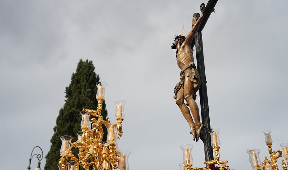 The Cristo de la Expiración, El Cachorro of Seville, walks through the streets of Rome during the procession.